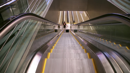 国际机场的自动扶梯视频