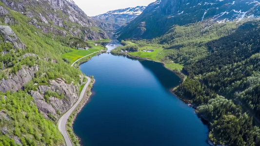 航拍美丽的自然挪威飞过湖泊和峡湾视频