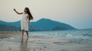 小女孩暑假海边度假26秒视频