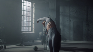 有氧运动前向后伸展的女性运动员19秒视频