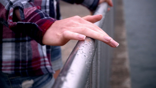 女人手在铁栅栏上高贵的女性修甲手视频