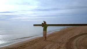 摄影师在海滨拍影机27秒视频
