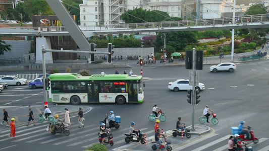 城市交通红绿灯过马路视频