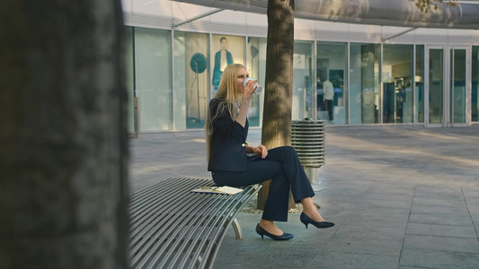 商界女强人通电话用手挥手优雅的现代年轻女士坐在长凳视频