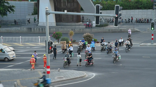 城市交通红绿灯过马路视频