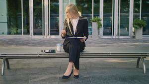 现代商业女性穿着西装坐在长椅上14秒视频
