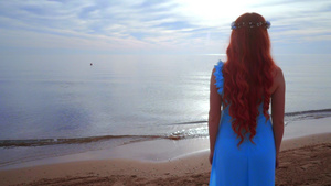 红发女人看着大海后视图女子海滩海滩上的女人10秒视频