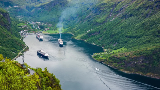 挪威湖上的三个游轮视频