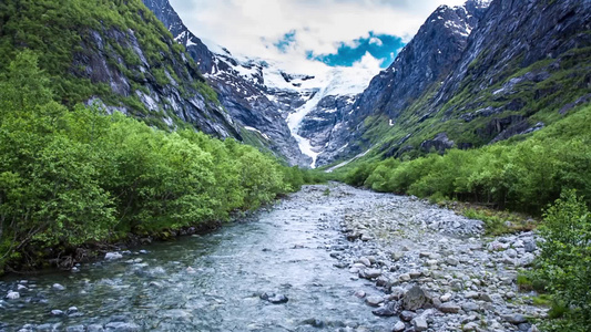 岩石湖水美丽的自然景观视频