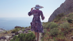 女人走在圣坦托里尼的路上在古代神话中的海边漫步16秒视频