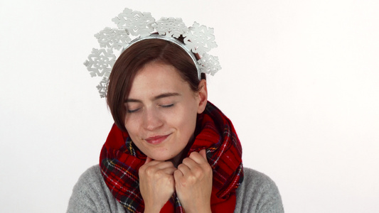 冬围巾雪花头带的圣诞装扮的女性视频