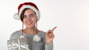 戴着圣诞帽的快乐美丽的女人拿着礼物7秒视频