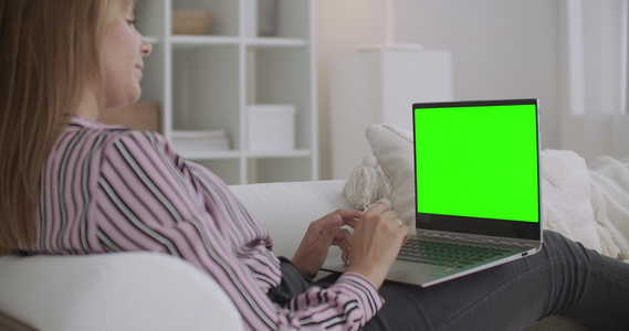 使用笔记本电脑上的绿色屏幕用于染色体关键技术的笔记本视频