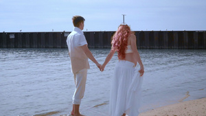 在海边的水里站着一对夫妇浪漫的假日9秒视频