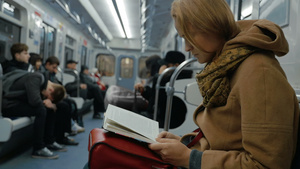 年轻妇女在地铁看书20秒视频