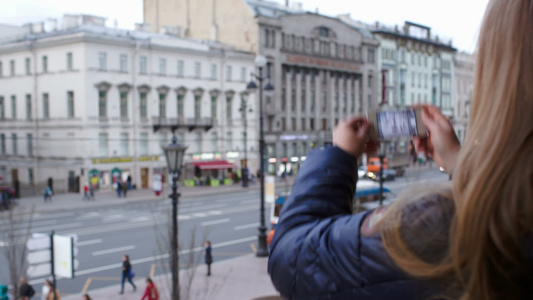 女用智能手机拍摄城市照片的妇女视频