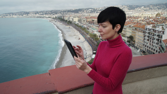 在地中海城市妇女使用触摸屏幕的平板电脑视频