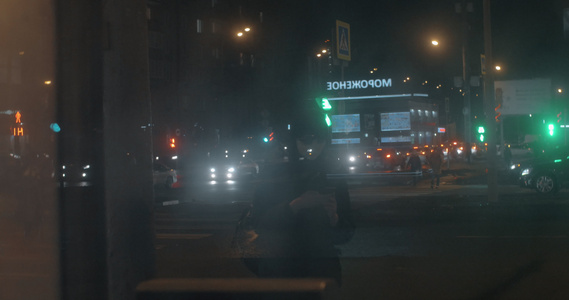 在大城市的夜间街对面搭乘机动车的妇女视频