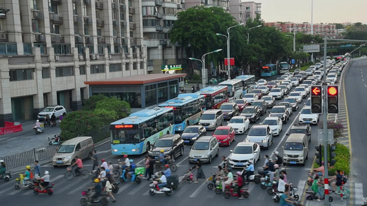 城市交通红绿灯过马路视频