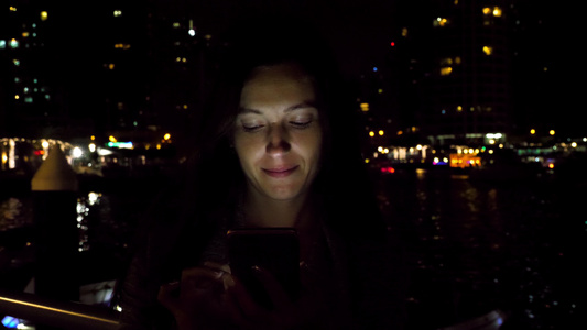 夜间使用智能手机的有吸引力的妇女视频