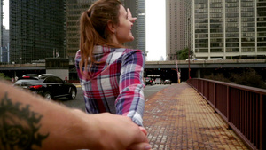年轻女性展示现代城市摩天大楼的美景跟我来23秒视频