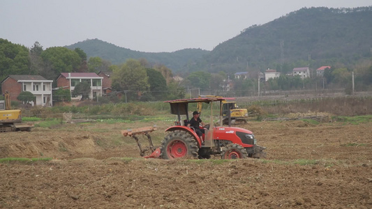 麦田耕地播种犁地拖拉机视频