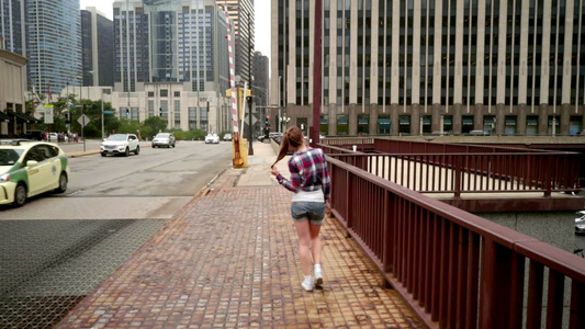 身着临时服装的年轻妇女在城市街上行走视频