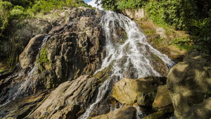 热带雨林的岩石瀑布27秒视频