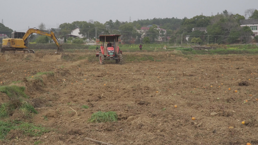 麦田耕地播种犁地拖拉机视频