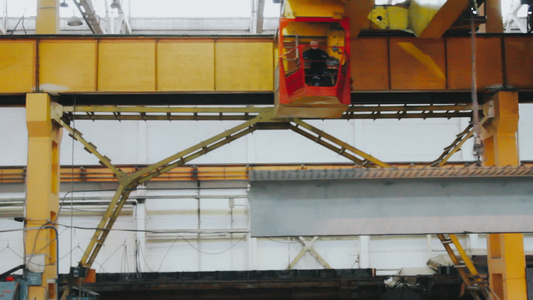 重型工业起机移动大型加固混凝土建筑物体视频