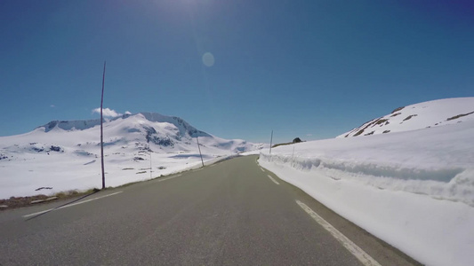 在挪威一条高雪的山路上驾驶汽车视频