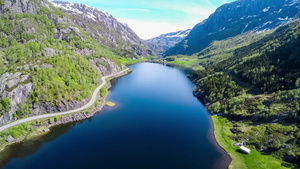 航拍自然挪威飞过湖和峡湾14秒视频