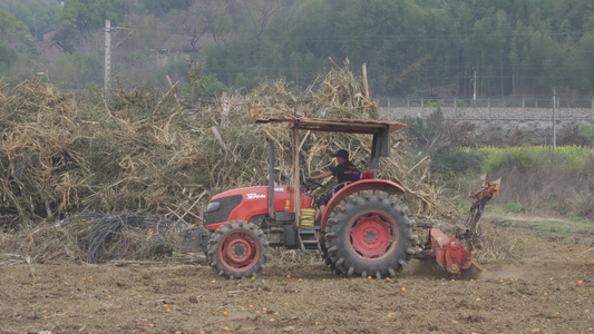 麦田耕地播种犁地拖拉机视频