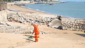 海岸边的保洁员18秒视频