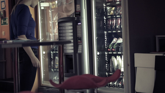妇女使用咖啡自动售卖机视频
