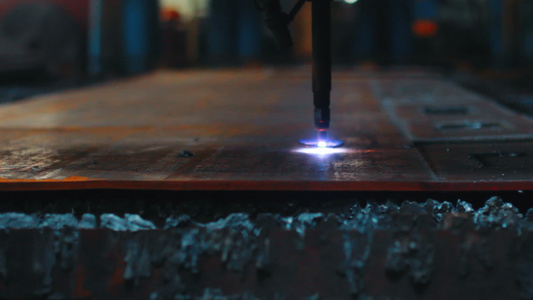 Cnc焊接激光机器切割钢板、高技术机器人设备视频