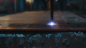 Cnc焊接激光机器切割钢板、高技术机器人设备18秒视频