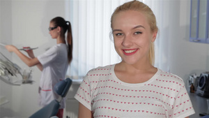 妇女表现出对牙科检查的满意程度10秒视频
