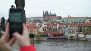 站在欧洲城市的桥上的女孩10秒视频