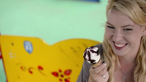 吃冰淇淋的金发美女10秒视频