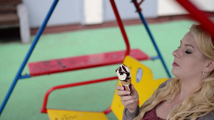 摇摆时吃和舔冰淇淋的金发美女9秒视频