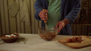 男人在厨房的玻璃碗里将烘烤成的料自己做蛋糕22秒视频