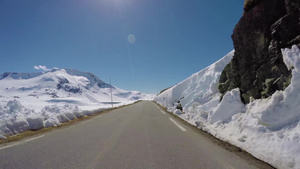 在雪路旁的一条山路上驾驶一辆汽车20秒视频