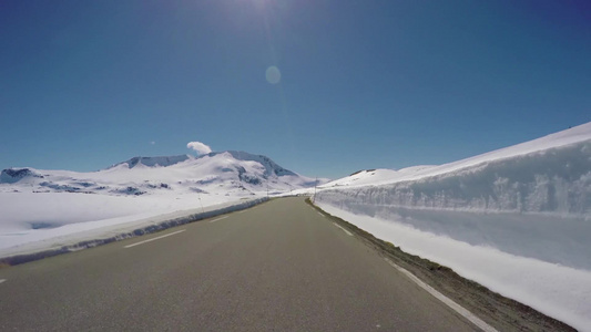 在一条高雪山路上驾驶一辆车视频