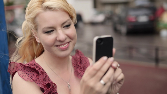 年轻夫妇在手机上自拍玩乐的街头小情侣视频
