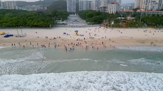 海南省三亚市三亚湾大东海旅游区沙滩上的旅游游客视频