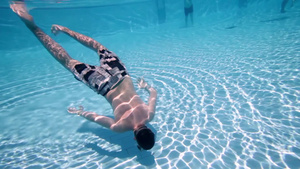 青少年在池水下潜游泳19秒视频