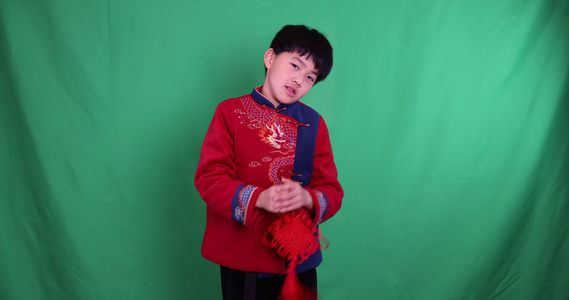 中国小男孩恭贺新年拜年8K实拍绿幕抠像视频