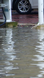 洪涝灾害暴雨积水恶劣天气蹚水积水中行车视频