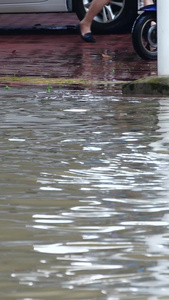 洪涝灾害暴雨积水恶劣天气蹚水积水中行车视频